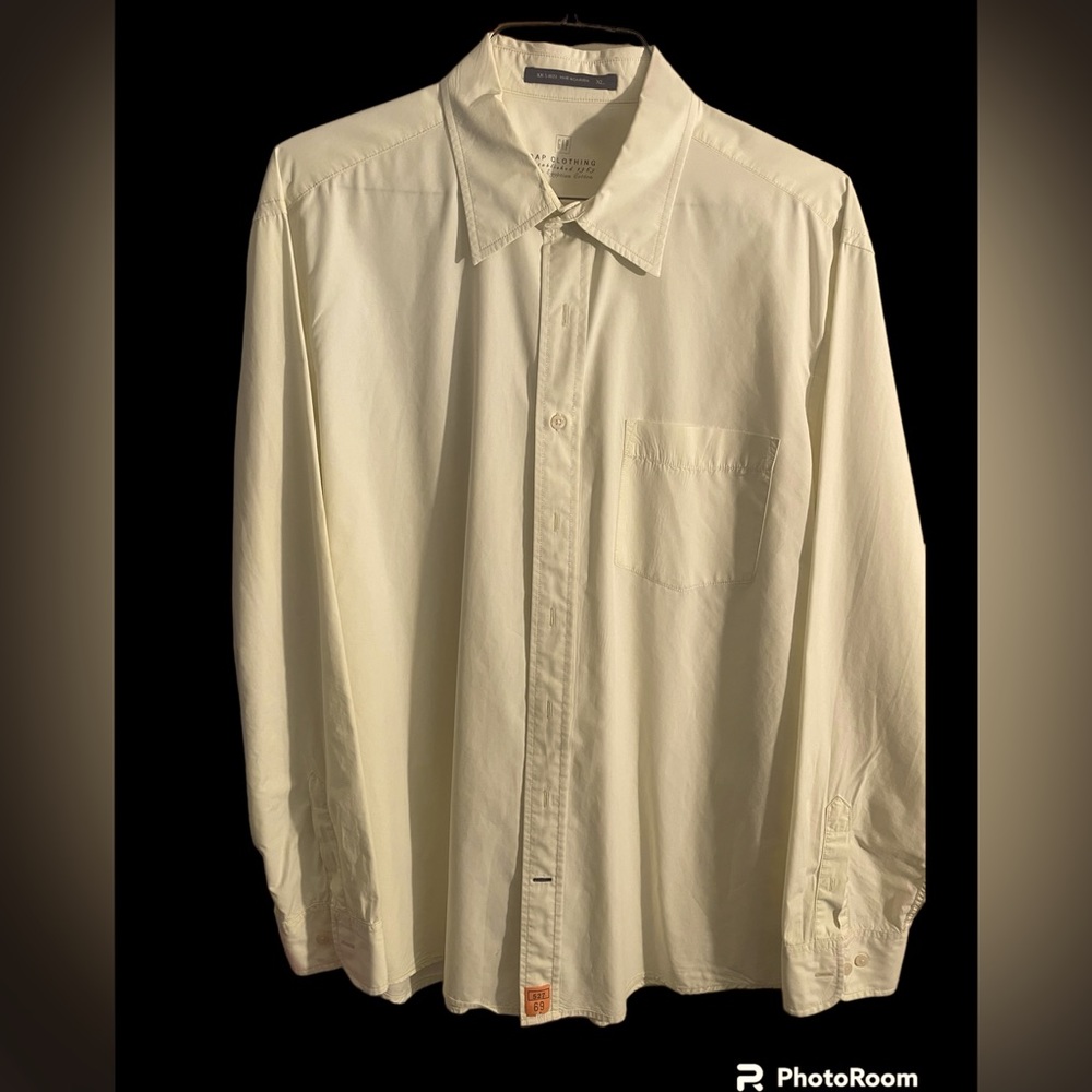 Men’s light yellow button down dress shirt.